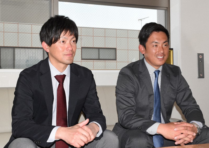 今後の意気込みを語る桐山拓也監督(左)と丸山高明主将(右)=岡山市北区野田のシティライト本社で2020年4月7日午後2時16分、松室花実撮影