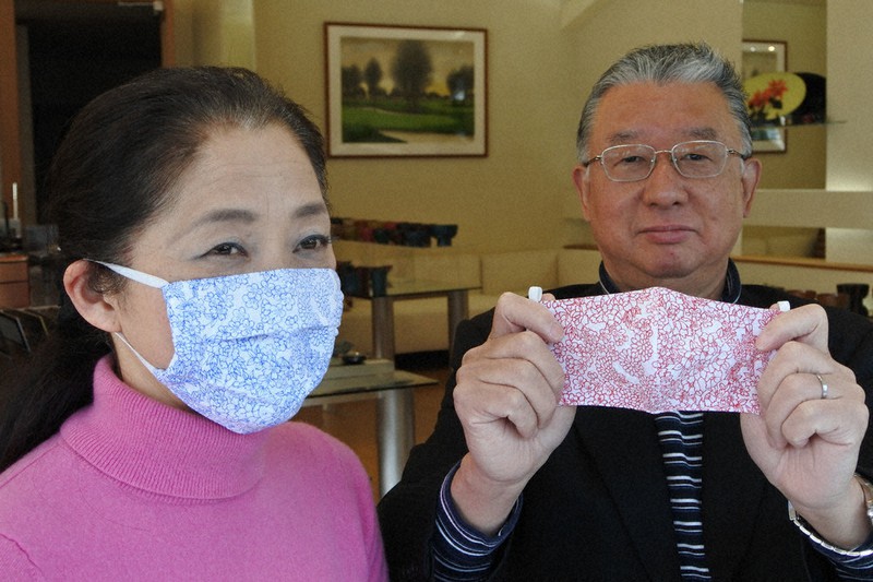 加賀友禅の技術を利用したマスク=北市漆器店提供