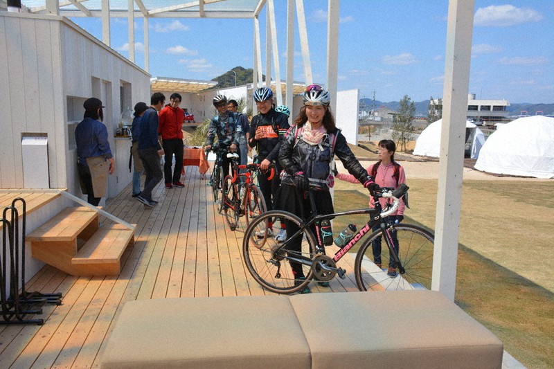カフェを訪れるサイクリストら。カフェの庭にも自転車スタンドを設けている=愛媛県今治市上浦町井口で、松倉展人撮影