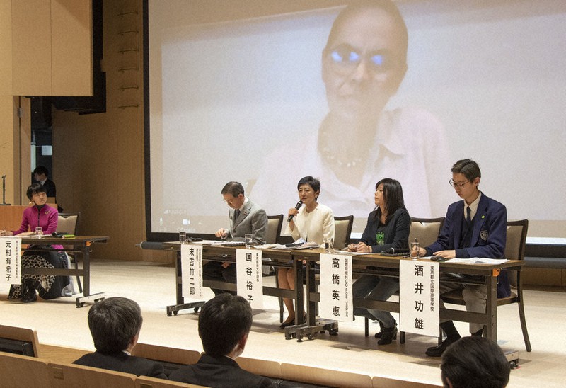 インターネット中継を通じてスクリーンから聴衆に語りかけるマリナ・シルバさん=東京都千代田区の上智大で2月15日、山田茂雄撮影