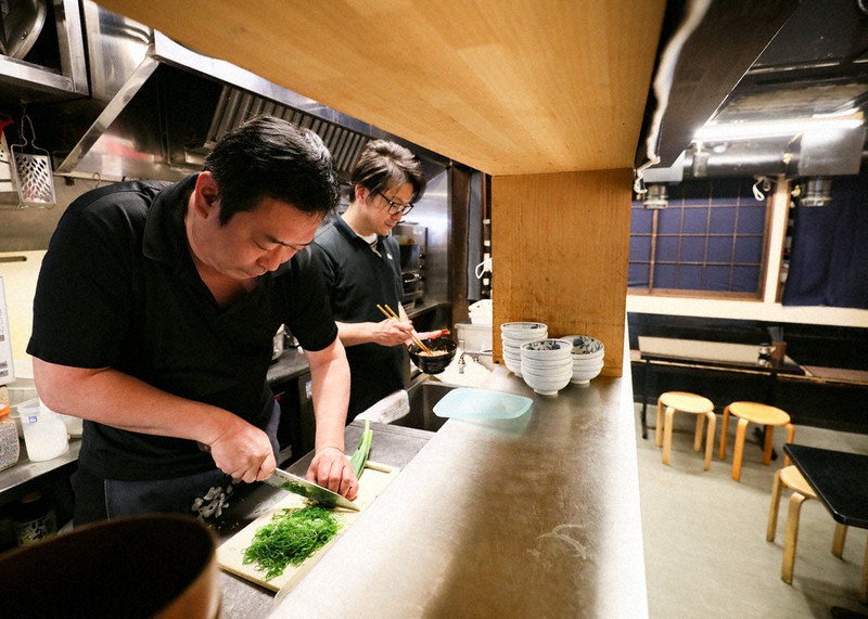 秋葉原にある居酒屋「快海」の高安陽治店長(左)=東京都千代田区で2020年4月14日、吉田航太撮影