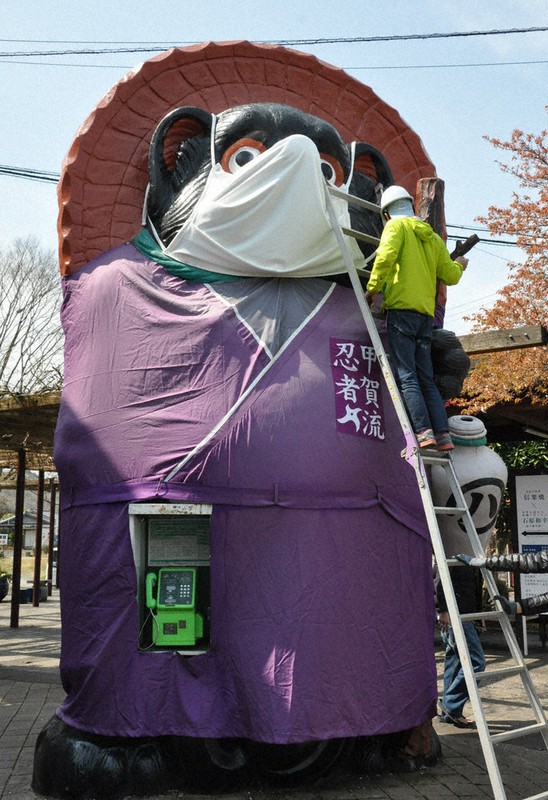 新型コロナウイルスの感染拡大防止を願い、特大マスクを着用した巨大タヌキ像=滋賀県甲賀市の信楽高原鉄道=信楽駅前で2020年4月15日午前9時59分、村瀬優子撮影