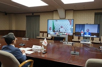 G20財務相・中央銀行総裁のテレビ会議に参加する麻生太郎財務相=財務省で15日夜(同省提供)