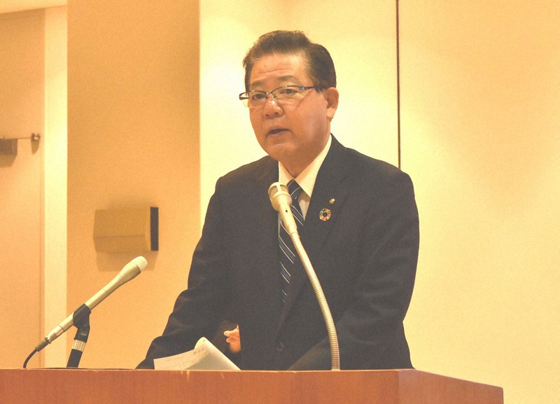 緊急経済支援策を発表する北九州市の北橋健治市長=北九州市役所で2020年4月16日午前10時1分、井上卓也撮影