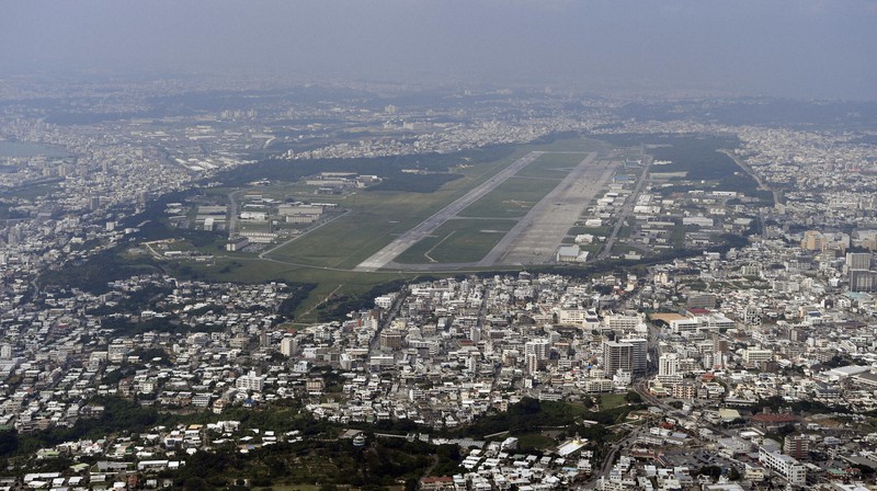 沖縄県宜野湾市の米軍普天間飛行場=2019年6月12日、本社機「希望」から