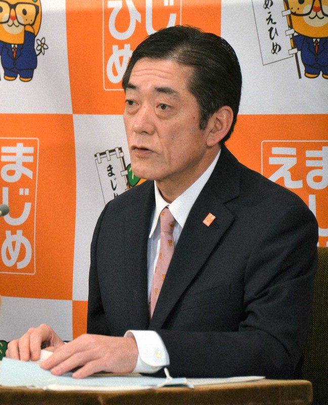 新型コロナウイルス関連で記者会見する中村時広・愛媛県知事=同県庁で、木島諒子撮影