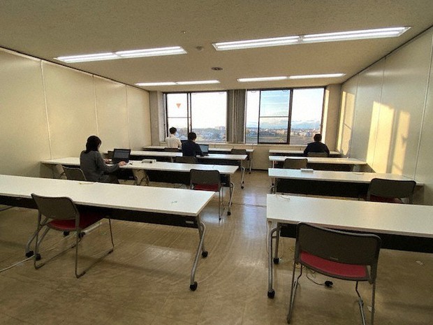 久喜市役所本庁舎の会議室で始まった職員の分散勤務=久喜市提供
