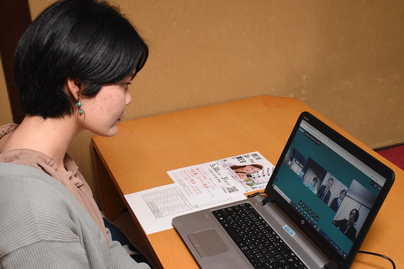 テレビ通話を使った企業説明会で、採用担当者の話を聴く学生=大津市瀬田2の就活スペース「tugumi」で2020年3月30日午後2時16分、小西雄介撮影