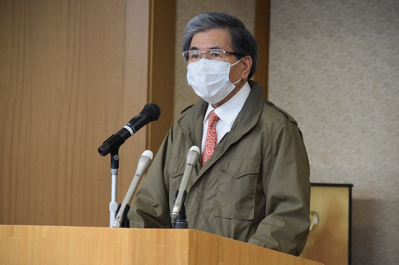 緊急事態宣言の対象区域拡大を受けた対応について記者会見で説明する熊本県の蒲島郁夫知事=熊本市中央区の県庁で2020年4月17日午前9時1分、城島勇人撮影