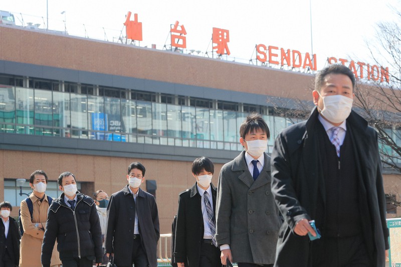 緊急事態宣言の対象地域の全国拡大から一夜明け、職場に向かう人たち=仙台市青葉区のJR仙台駅前で2020年4月17日午前8時31分、和田大典撮影