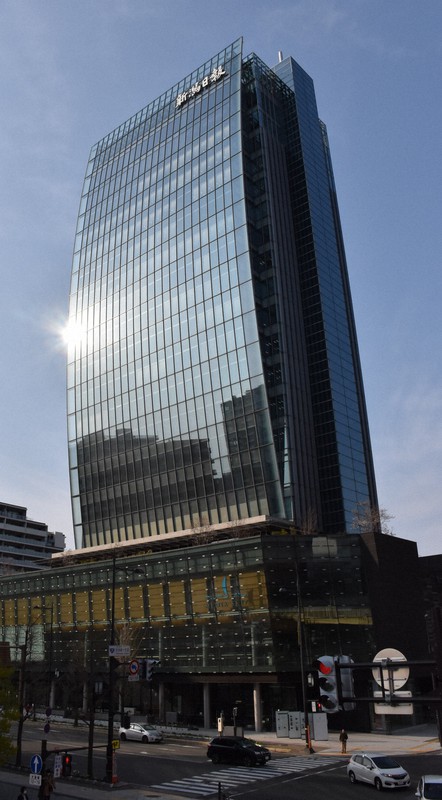 社員の感染が確認された新潟日報本社=新潟市中央区で2020年4月17日、池田真由香撮影