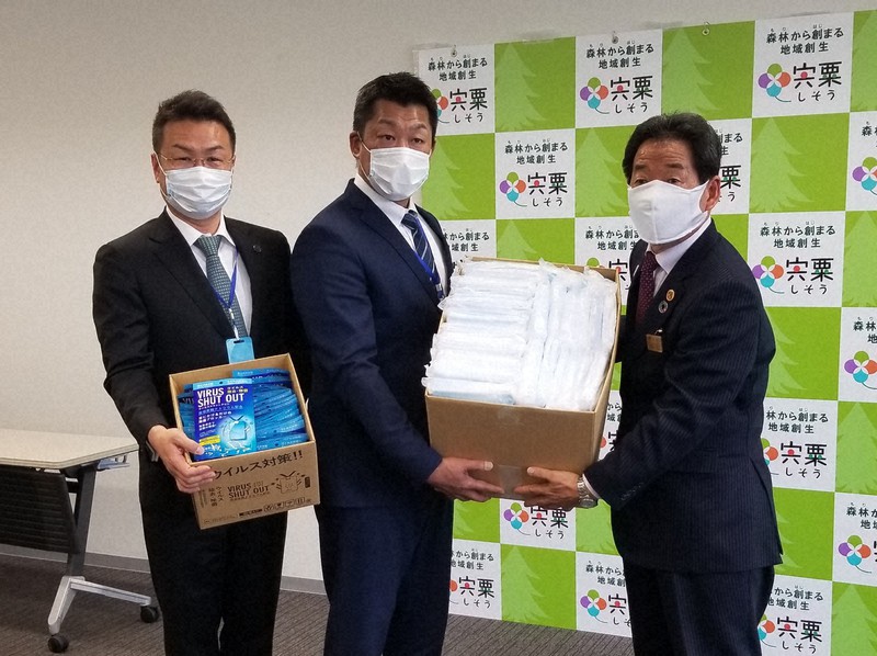 兵庫県宍粟市にマスクを寄贈する小倉基宏氏(左)=同市役所で17日、田中謙吉撮影
