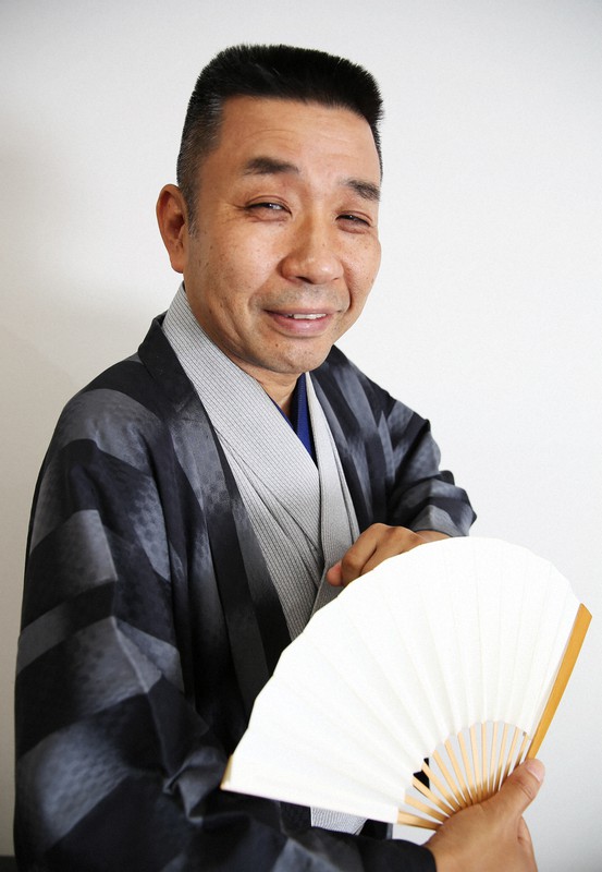 「松喬日和~噺家のオチつかない日常」を執筆する笑福亭松喬さん=小出洋平撮影