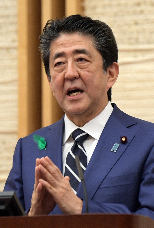 緊急事態宣言の対象地域を全国に拡大したことについて記者会見する安倍晋三首相=首相官邸で17日、竹内幹撮影