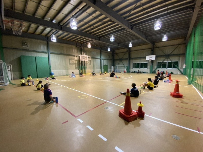 北海道ハイテクACアカデミーが実践する感染リスクを下げての活動。必ず一定距離を取り、向き合わずにストレッチなどのトレーニングを行う=同アカデミー提供