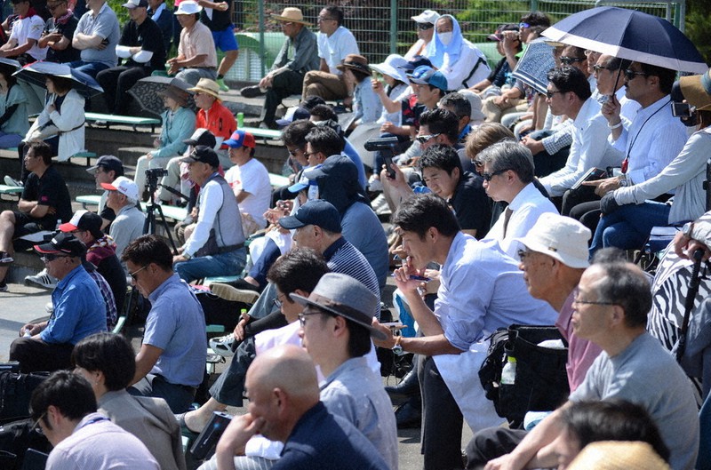 大船渡高・佐々木(現ロッテ)の投球を見守るプロ野球のスカウト陣=生野貴紀撮影