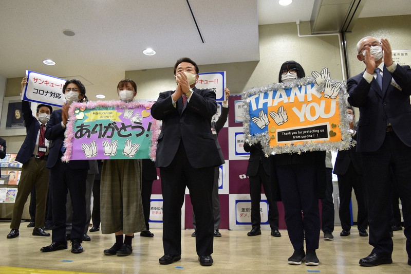 医療従事者への感謝を込めて拍手を送る清水敏男市長(中央)ら=福島県いわき市平の市役所で2020年4月17日、柿沼秀行撮影