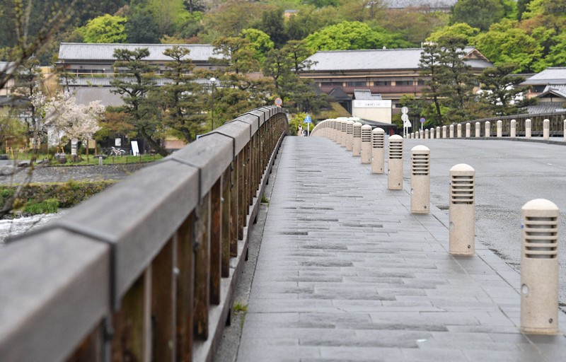 緊急事態宣言が全国に発令され、週末にもかかわらず人通りがない嵐山・渡月橋=京都市右京区で2020年4月18日午前9時12分、望月亮一撮影