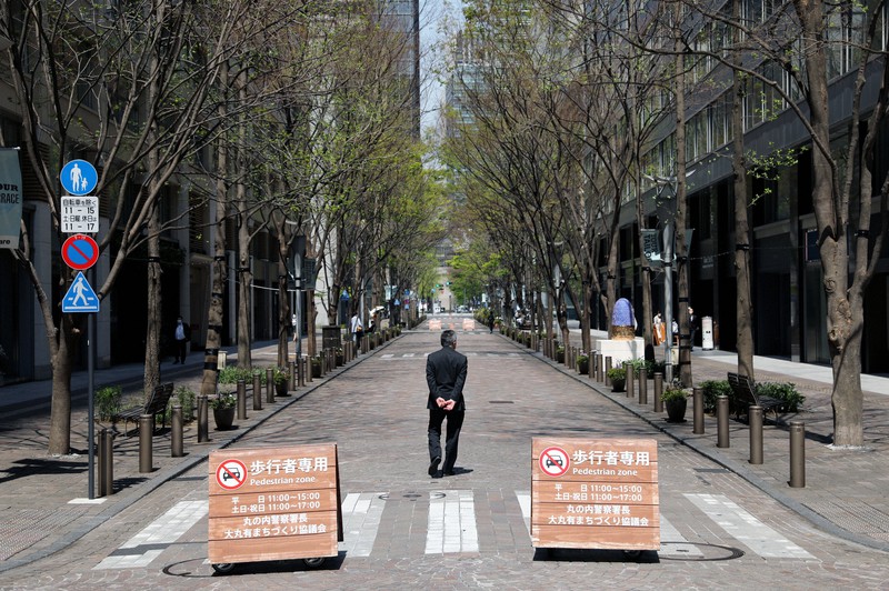 東京・丸の内のオフィス街にある丸の内仲通りは緊急事態宣言後、ランチタイムも人影がまばらだ=東京都千代田区で2020年4月15日午後0時20分、小川昌宏撮影