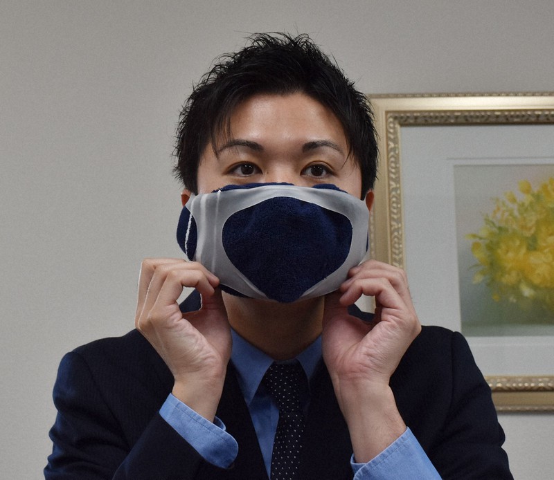 ハンカチがマスクに早変わり 岐阜の中小企業のアイデア商品に注文殺到
