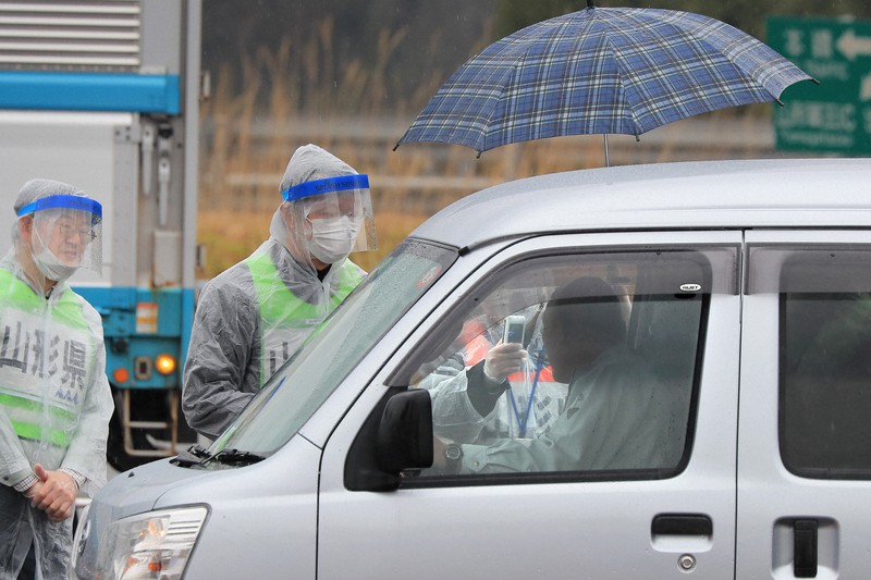 新型コロナウイルスの感染拡大を受け、県境近くの山形蔵王パーキングエリアで試行的に検温など啓発活動をする県職員ら=山形市で2020年4月18日午前10時17分、和田大典撮影
