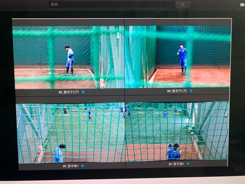 DeNAの2軍施設を映したモニター画面。自主練習に取り組む若手の指導に活用されている=横浜DeNAベイスターズ提供