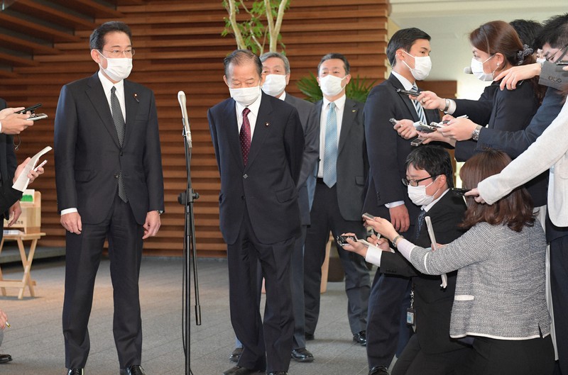 新型コロナウイルスの感染拡大を受けた国民への現金給付について安倍晋三首相と協議後、記者団の質問に答える自民党の二階俊博幹事長(左から2人目)と岸田文雄政調会長(左端)=首相官邸で2020年4月16日午後0時40分、竹内幹撮影