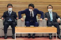 緊急経済対策を決めた臨時閣議に臨む安倍晋三首相（中央）。右は麻生太郎副総理兼財務相、左は茂木敏充外相＝首相官邸で2020年4月7日、竹内幹撮影