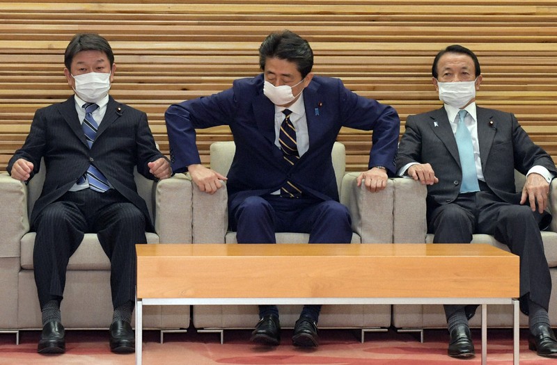 緊急経済対策を決めた臨時閣議に臨む安倍晋三首相(中央)。右は麻生太郎副総理兼財務相、左は茂木敏充外相=首相官邸で2020年4月7日、竹内幹撮影