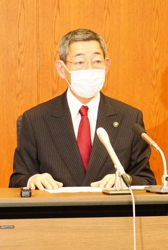 呉市で感染者が出たことを受け、記者会見する新原芳明市長=呉市役所で、中島昭浩撮影