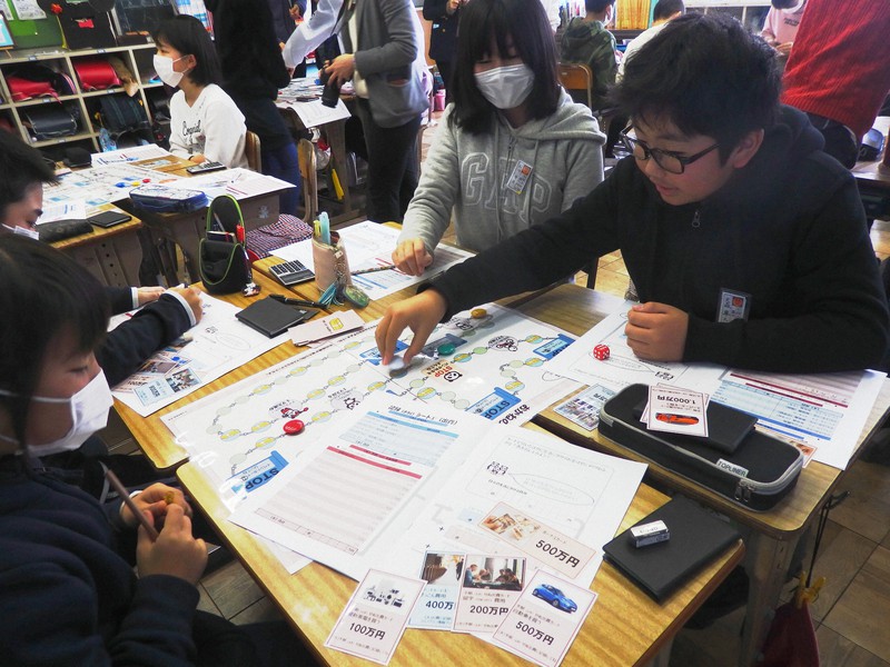 すごろくを使ってお金の使い方を学ぶ児童たち=千葉県市原市の市立石塚小学校で1月28日