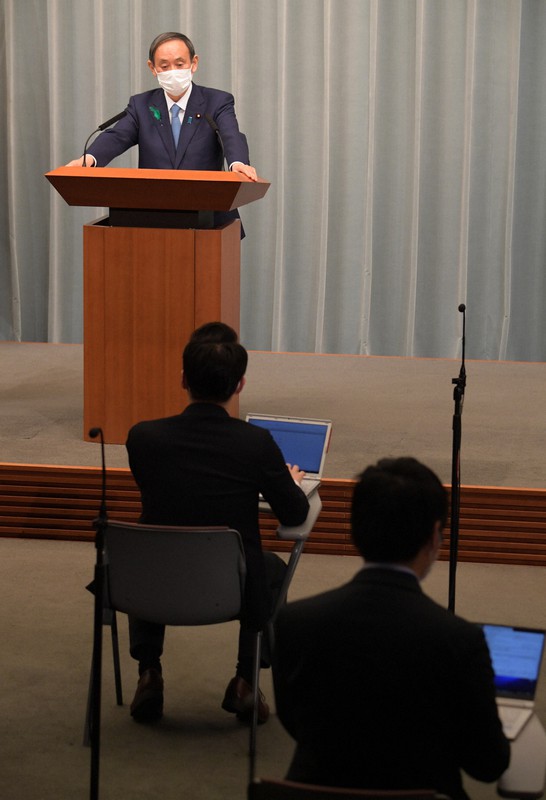 記者会見する菅義偉官房長官=首相官邸で2020年4月20日午前11時24分、竹内幹撮影