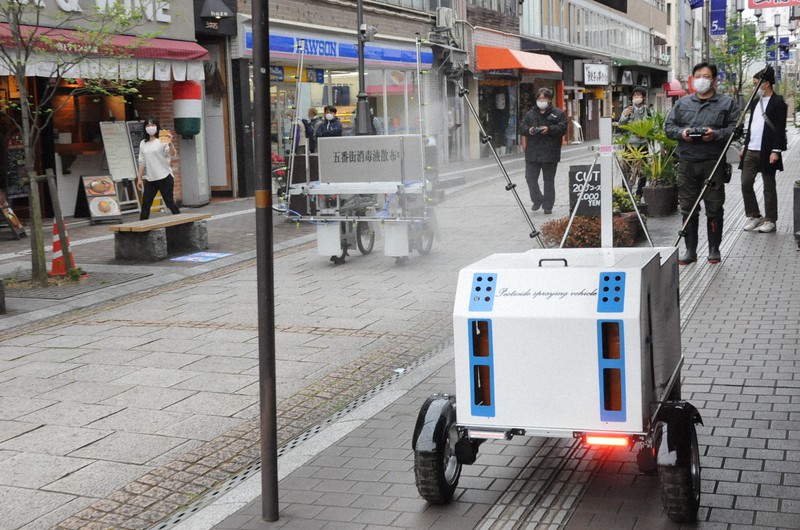 府内5番街を消毒する車両型ドローン=大分市府内町で2020年4月19日、石井尚撮影