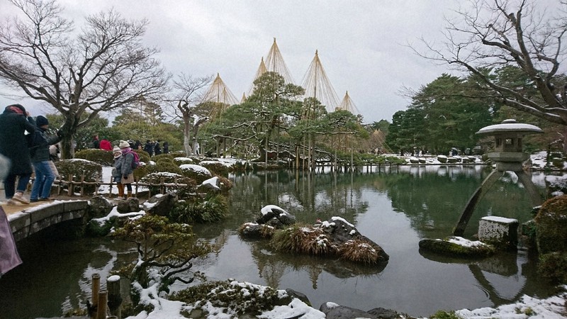 21日から臨時休園する兼六園=金沢市で2018年12月28日、岩壁峻撮影