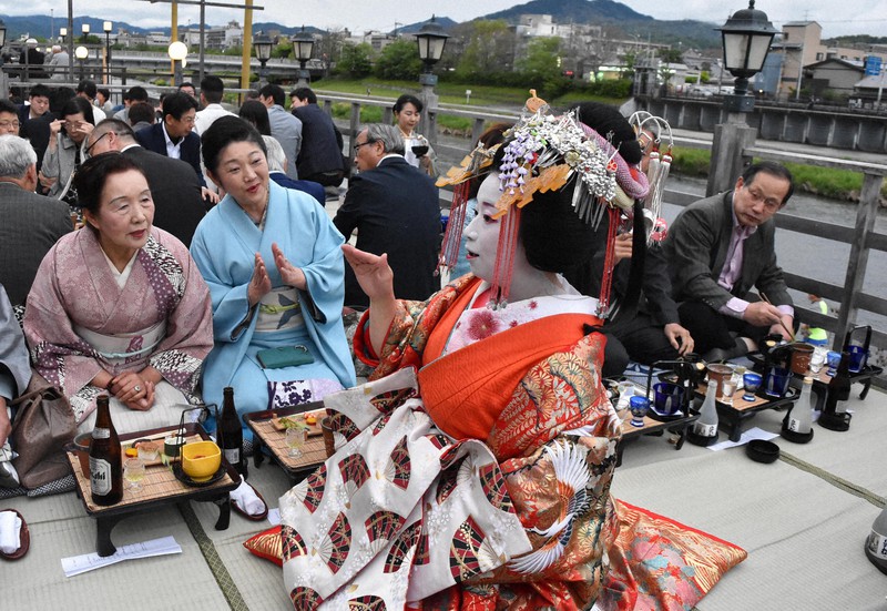 2019年の「納涼床」で料理や酒を楽しむ人たち=京都市中京区で2019年5月1日午後6時半、菅沼舞撮影