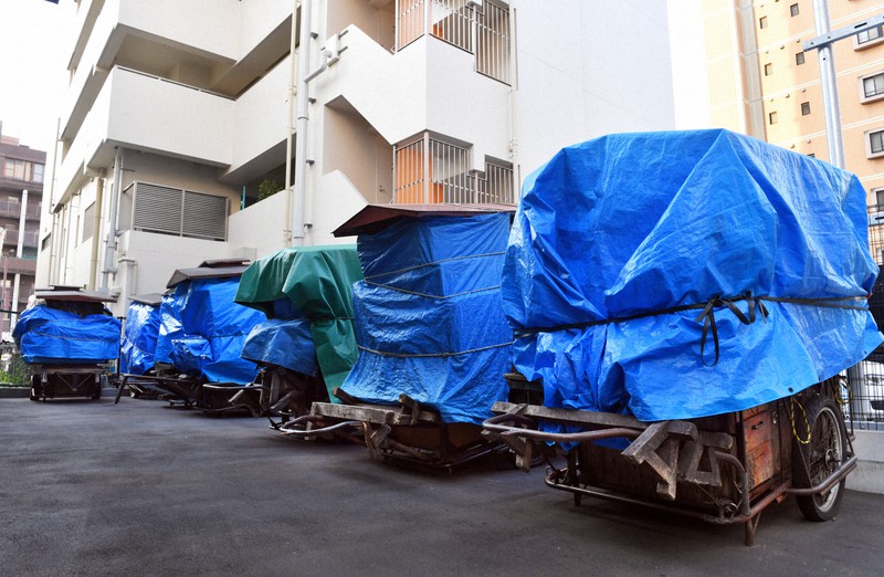 営業自粛のため、駐車場に並んだままの屋台=福岡市博多区で2020年4月20日午後5時55分、森園道子撮影