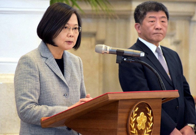 記者の質問に答える蔡英文総統(左)と陳時中・本部長=台北市の総統府で2020年4月1日、福岡静哉撮影