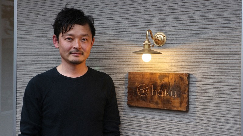 「haku hostel+cafe bar」を運営する株式会社hakuの社長、菊地辰徳さん=筆者提供