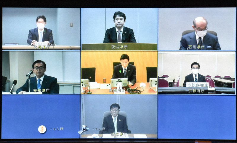 特定警戒都道府県に加わった6道府県の知事と西村康稔経済再生担当相のテレビ会議の様子=茨城県庁で