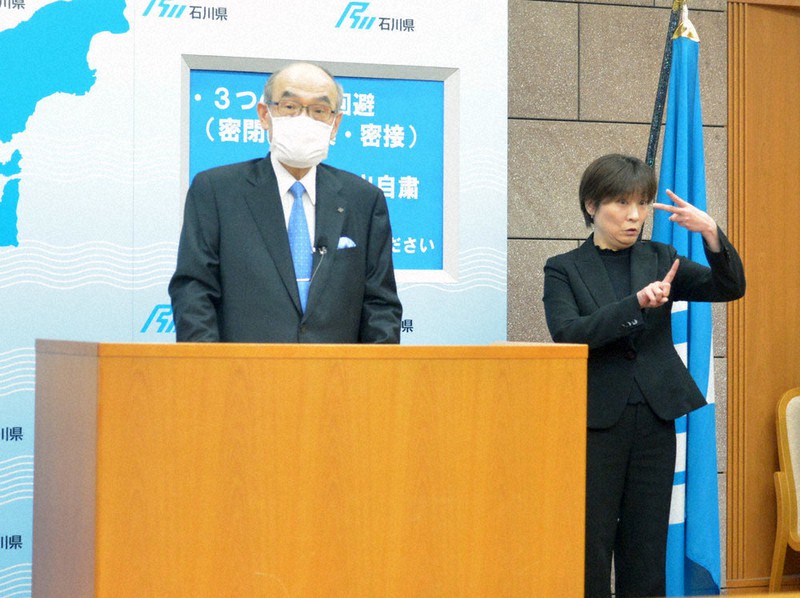 手話通訳者(右)が初めて同席して行われた谷本正憲知事の記者会見=石川県庁で、阿部弘賢撮影