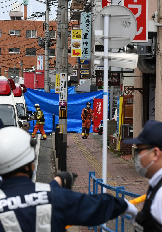 福岡の立てこもり、男を現行犯逮捕 監禁などの疑い 人質の女児2人無事 [写真特集11/13] 毎日新聞