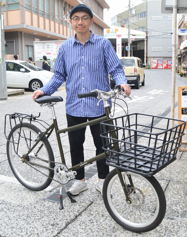「出前に使って」と話す馬場秀雄店長=尾道市土堂2で、渕脇直樹撮影