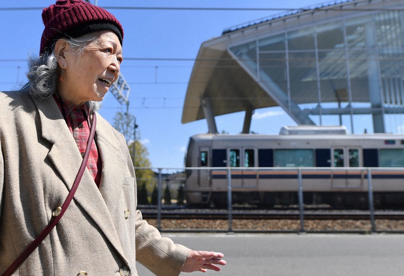 JR福知山線脱線事故の現場付近で15年間の思いを語る遺族の藤崎光子さん=兵庫県尼崎市で2020年3月23日、山田尚弘撮影
