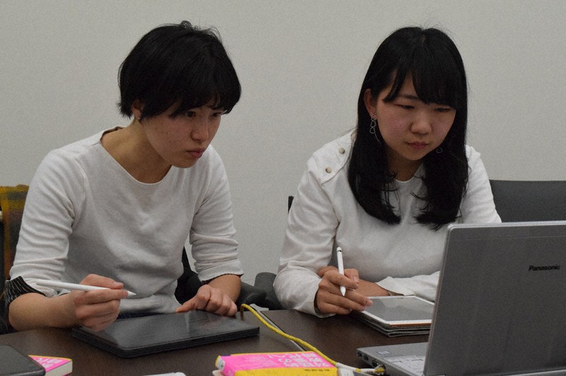 オンライン会議システムで大澤聡准教授に取材する学生記者=名古屋市中村区で2020年4月6日午前11時31分、町田結子撮影