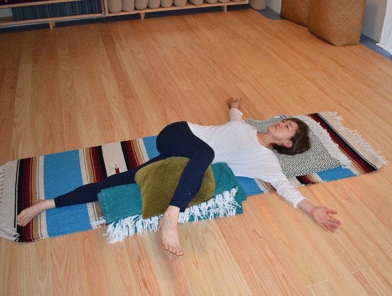 くらしｑプラス 外出自粛 家でできる健康運動とヨガ 筋トレや気分転換に 福岡 毎日新聞