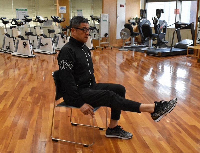 くらしｑプラス 外出自粛 家でできる健康運動とヨガ 筋トレや気分転換に 福岡 毎日新聞