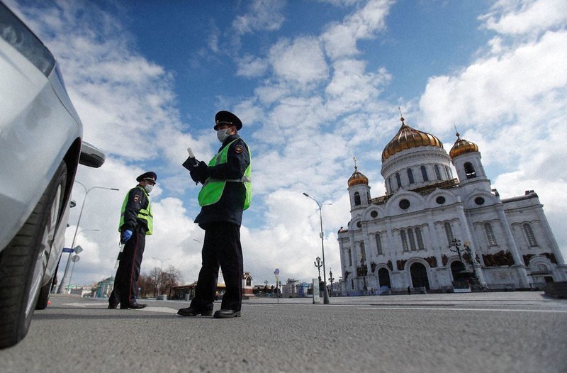 ロシア正教の大聖堂前で取り締まりに当たる交通警察官=モスクワで20日、ロイター