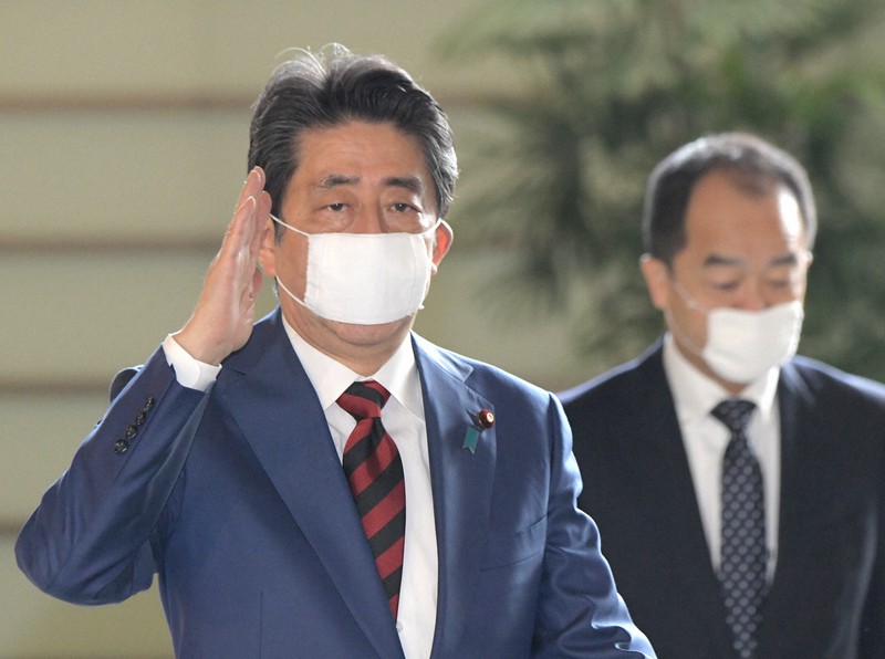 首相官邸に入る安倍晋三首相=東京都千代田区で2020年4月22日午前9時53分、竹内幹撮影