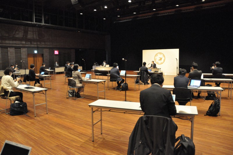 「3密」を避けるため青柳俊彦社長と記者の間隔を取って開かれたJR九州の記者会見=福岡市で2020年4月22日、石田宗久撮影