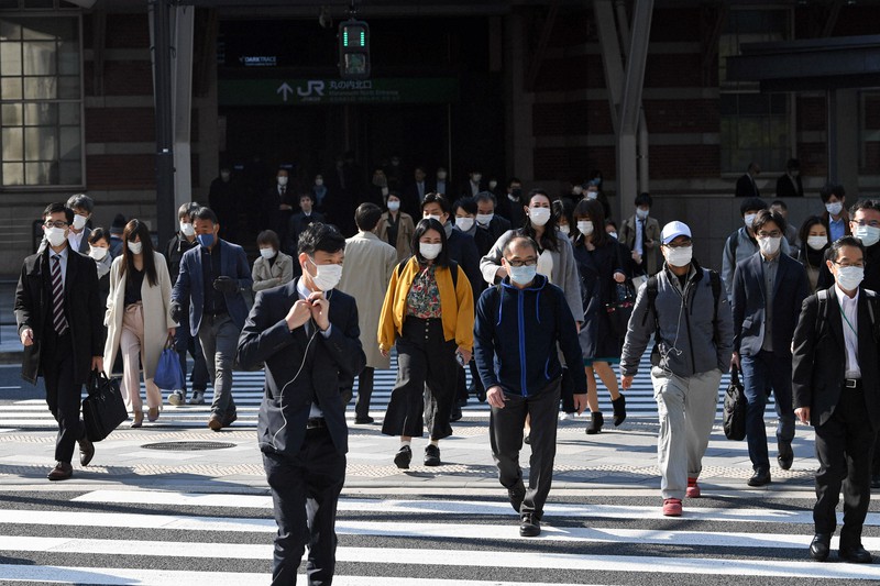 緊急事態宣言が発令された後、マスクをつけて通勤する人たち=東京都千代田区で2020年4月15日午前8時11分、北山夏帆撮影
